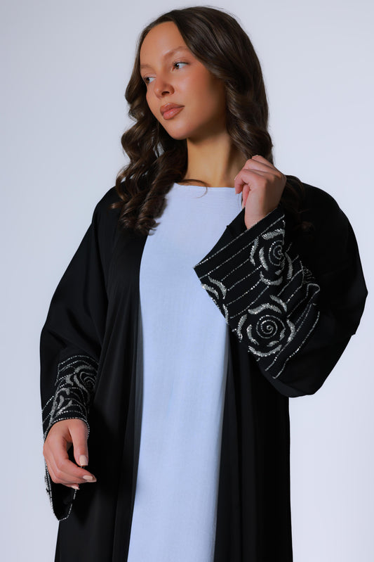 Zwarte abaya met steentjes, witte onderjurk