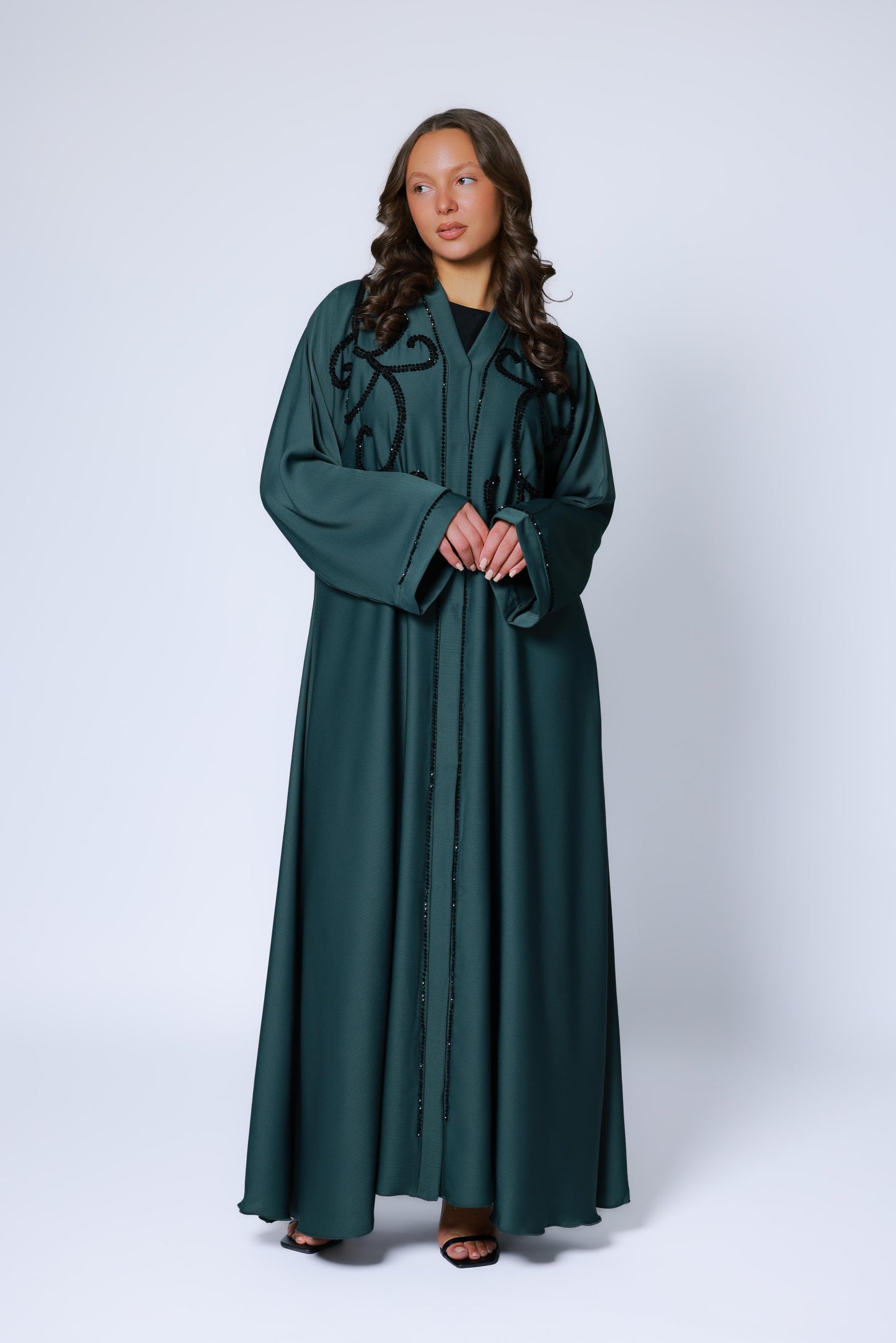 Voorkant van donkergroene abaya met sierlijke steendetails