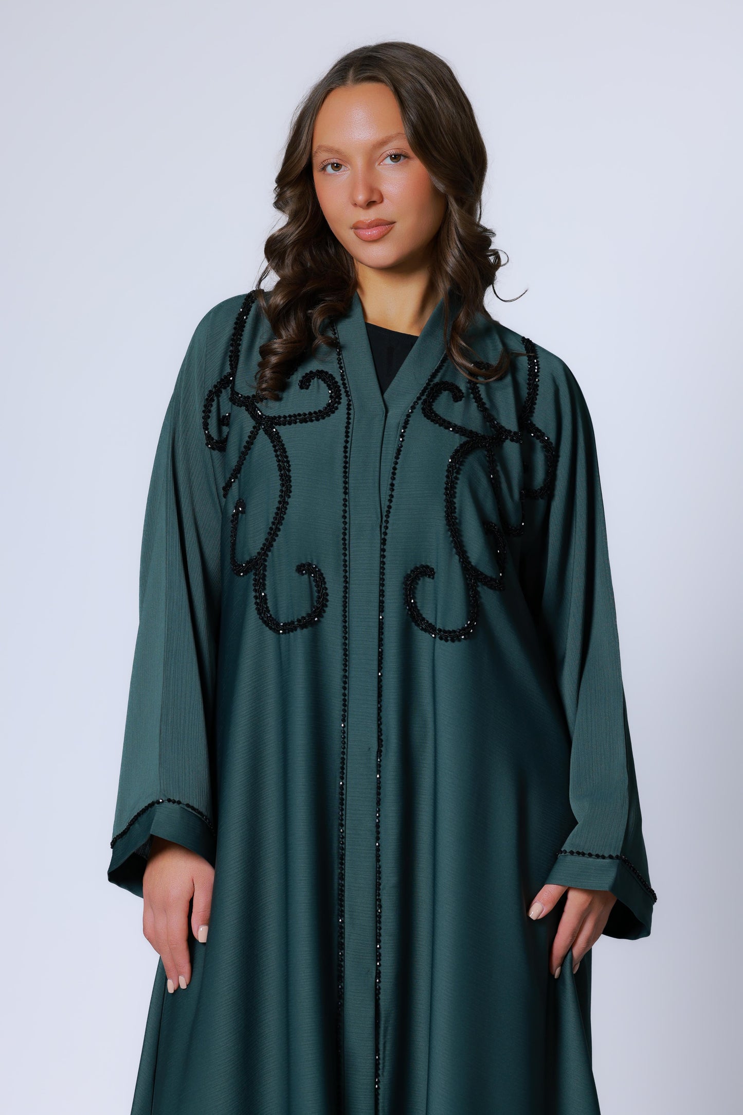 Donkergroene abaya met glinsterende steentjes, gedragen door model – vooraanzicht