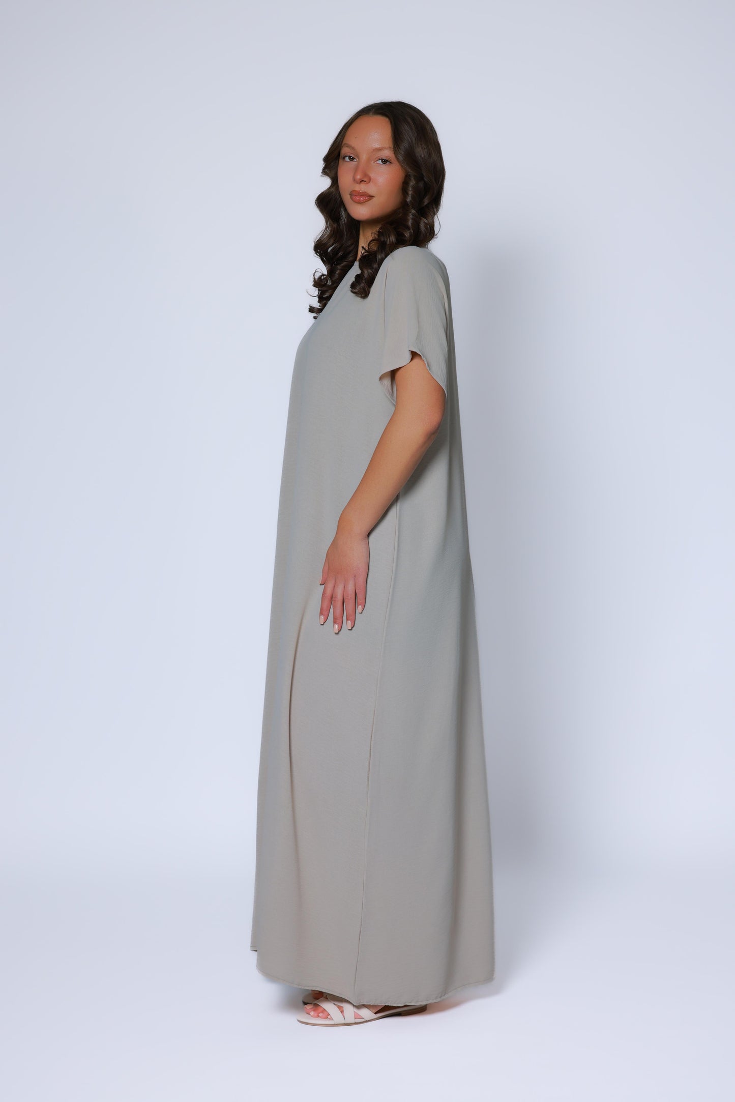 Beige onderjurk met korte mouwen van hoogwaardig katoen, ideaal als basislaag onder abaya of kaftan