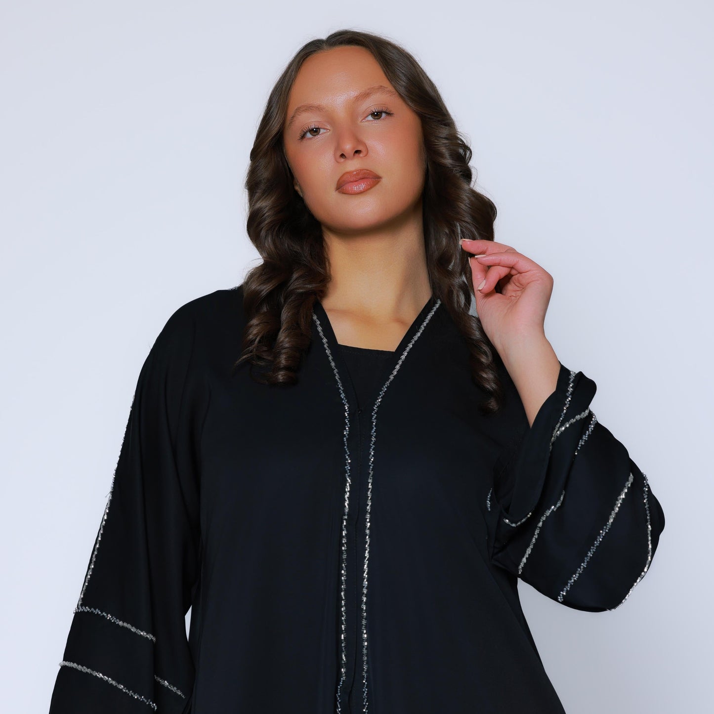 Abaya zwart damesstijl – modern ontwerp met kimono-invloed en decoratief mouwdetail