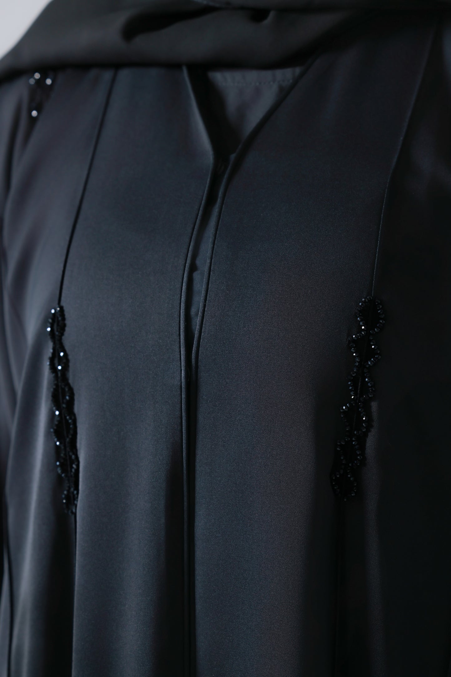 Detailopname van steentjes op zwarte abaya