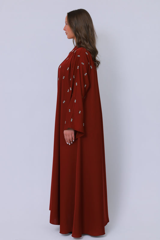 Rode abaya zijaanzicht met losvallend silhouet en subtiele borduursels