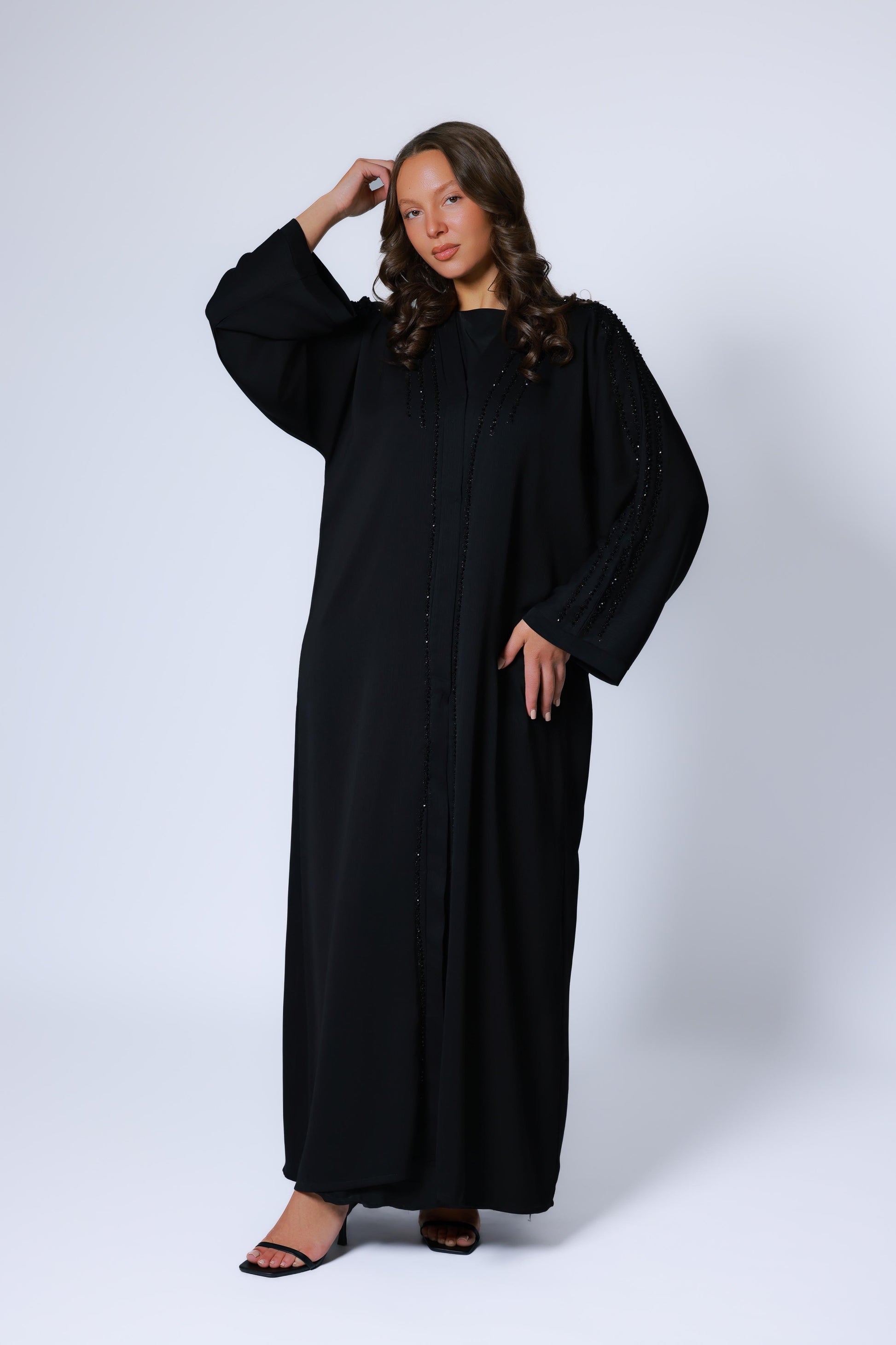 Vooraanzicht van een open zwarte abaya kimono voor dames, afgewerkt met fijne details