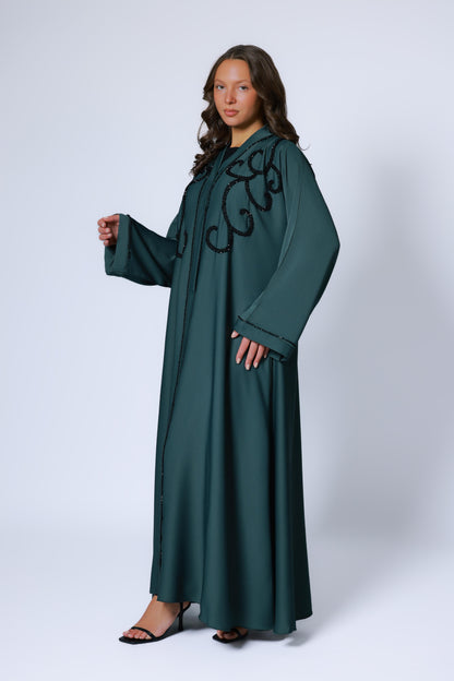 Zijaanzicht van donkergroene abaya met sierlijke steentjes op de mouw