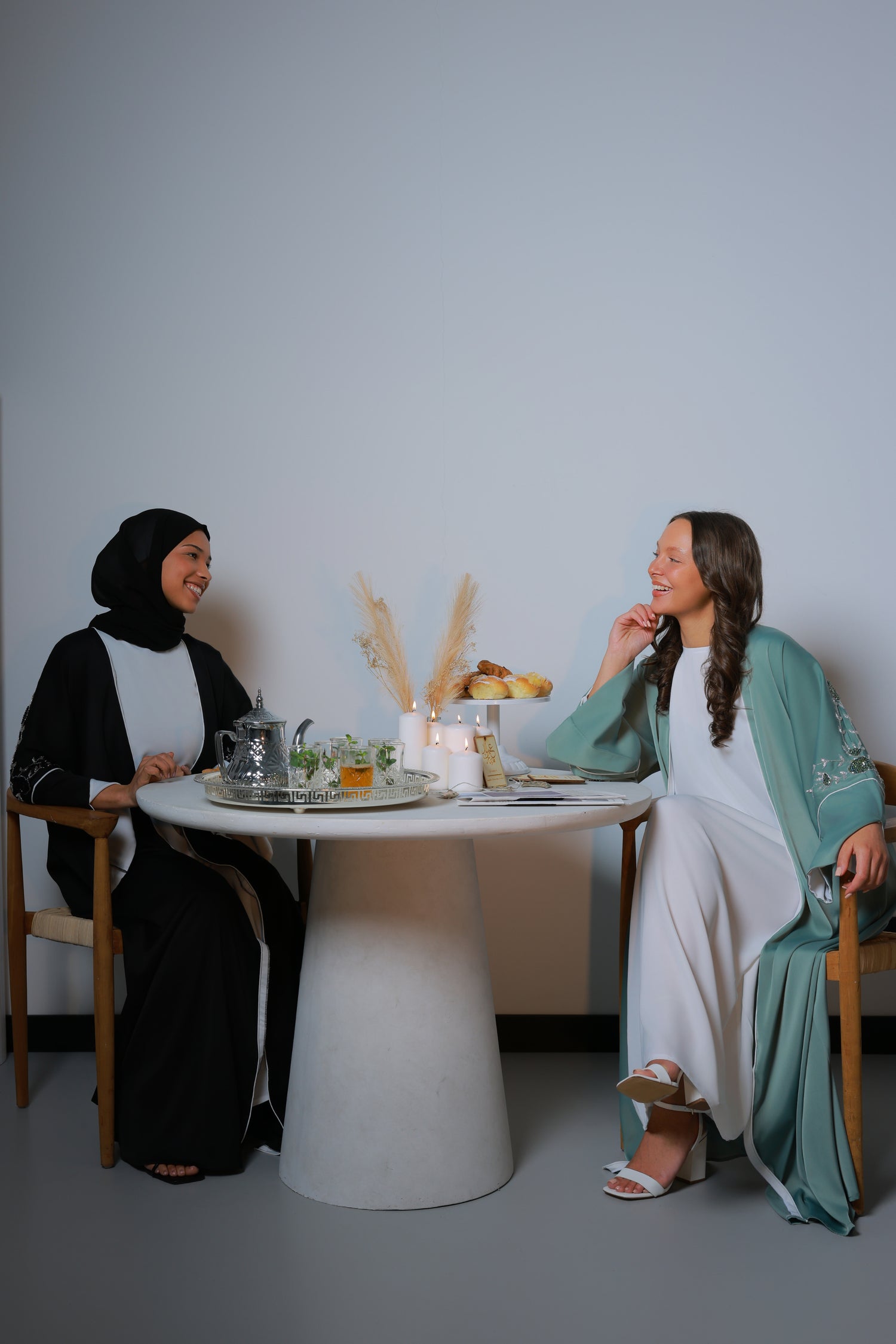 2 modellen vieren EID met allebei abaya voorzien van steentjes 