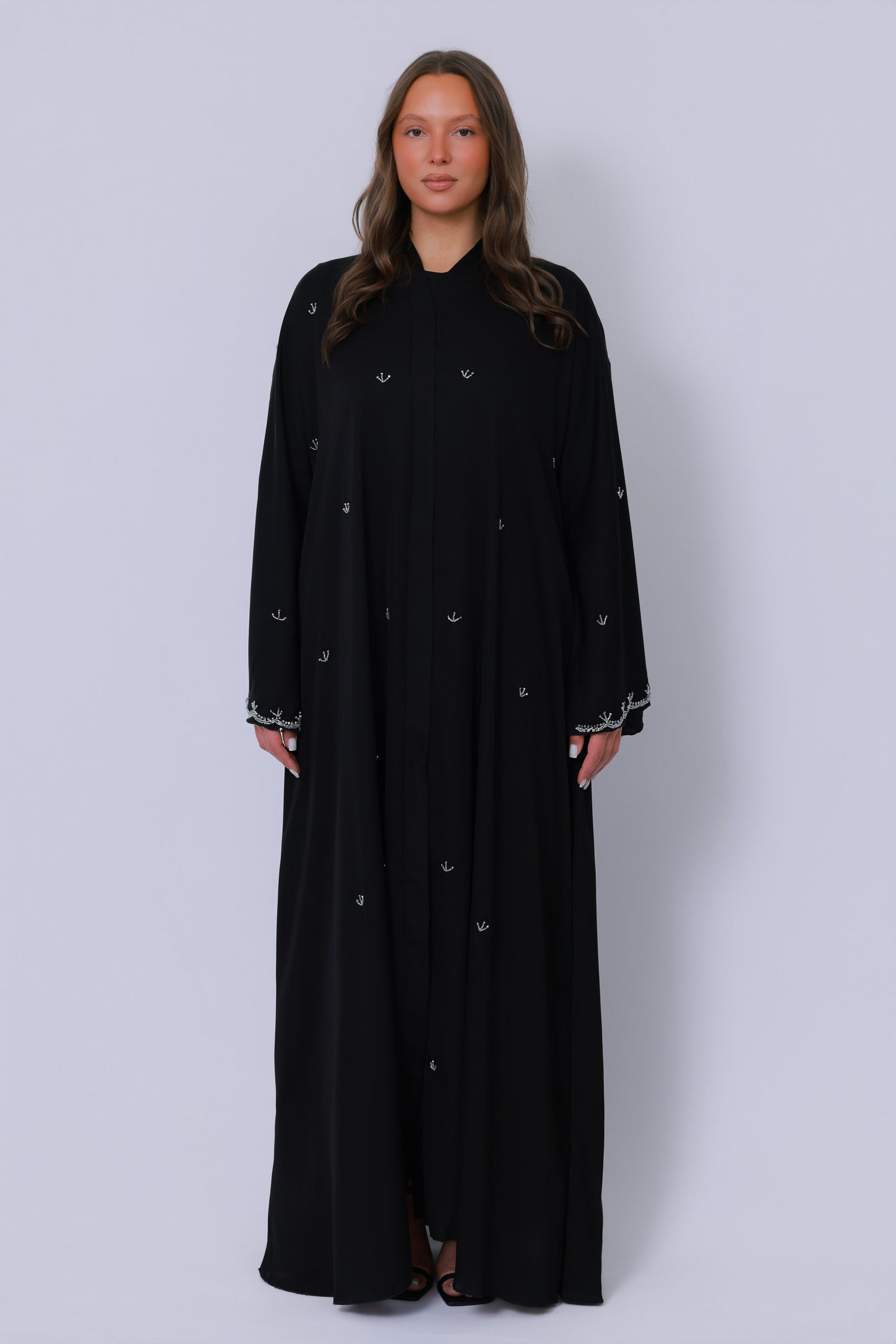 Zwarte abaya met rechte pasvorm, lange mouwen en verfijnd zilver borduurdetail