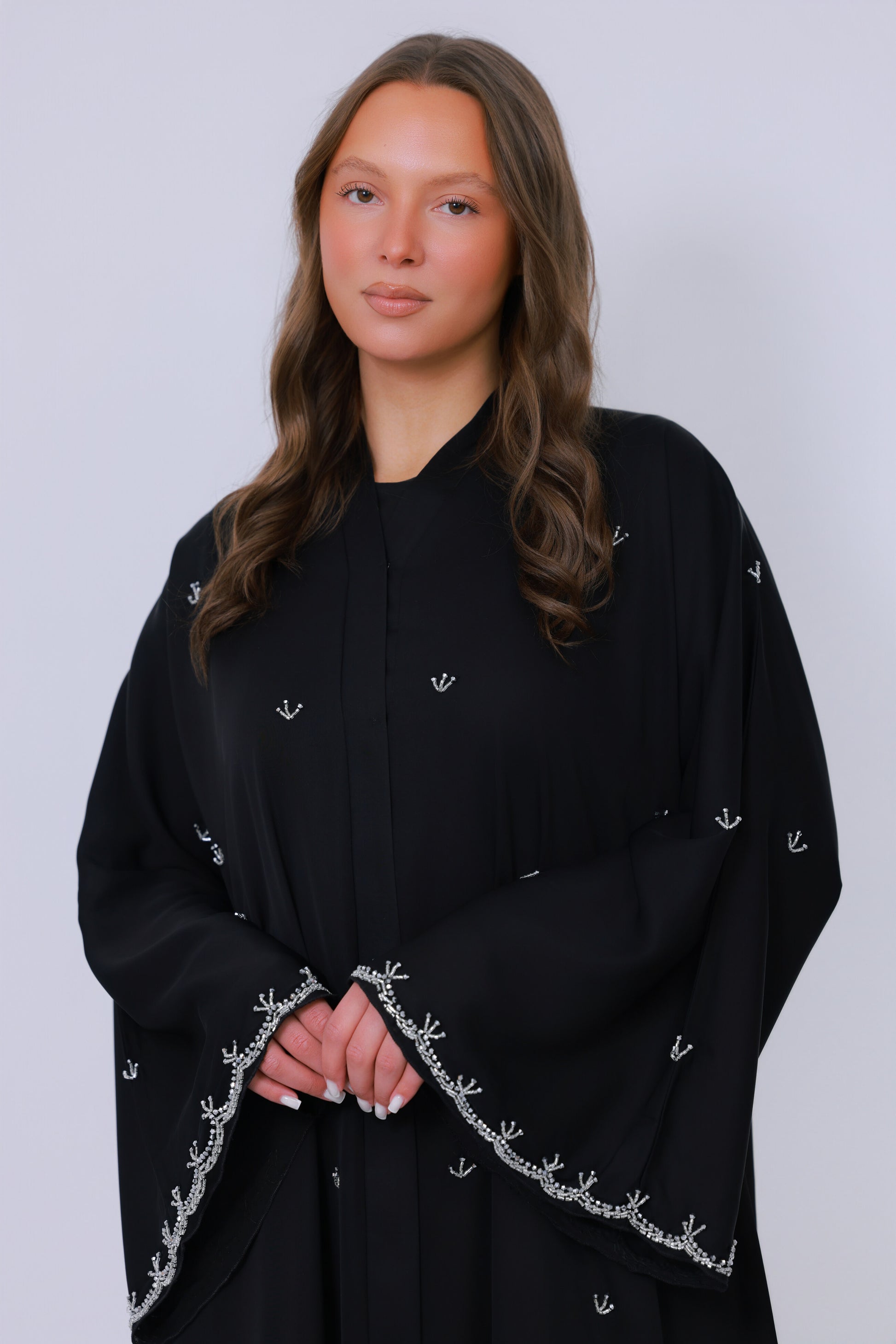 Zwarte abaya bovenlichaam, elegante halslijn en subtiele zilveren borduursels