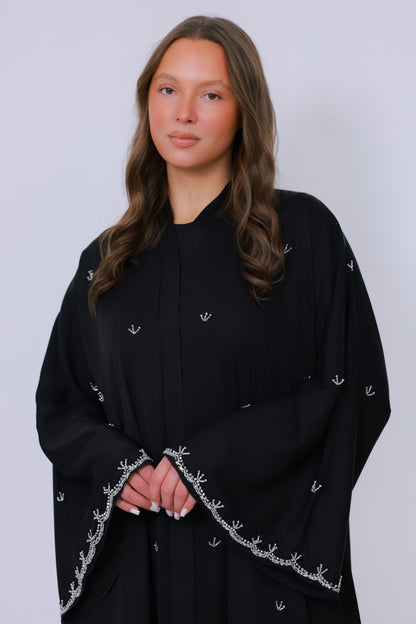 Zwarte abaya bovenlichaam, elegante halslijn en subtiele zilveren borduursels