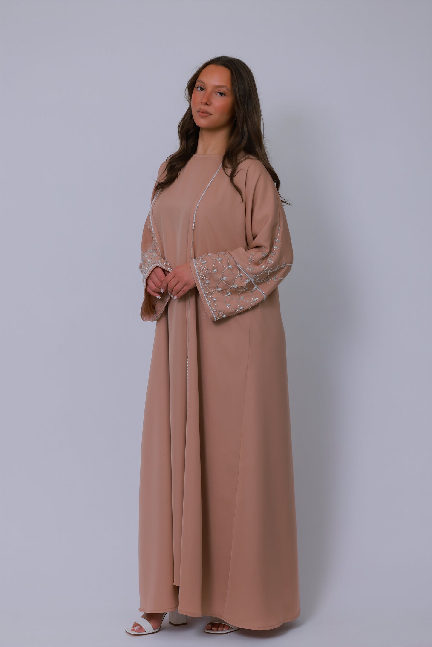 Nude beige abaya met rechte pasvorm, open model en geborduurde mouwen met pareldetail
