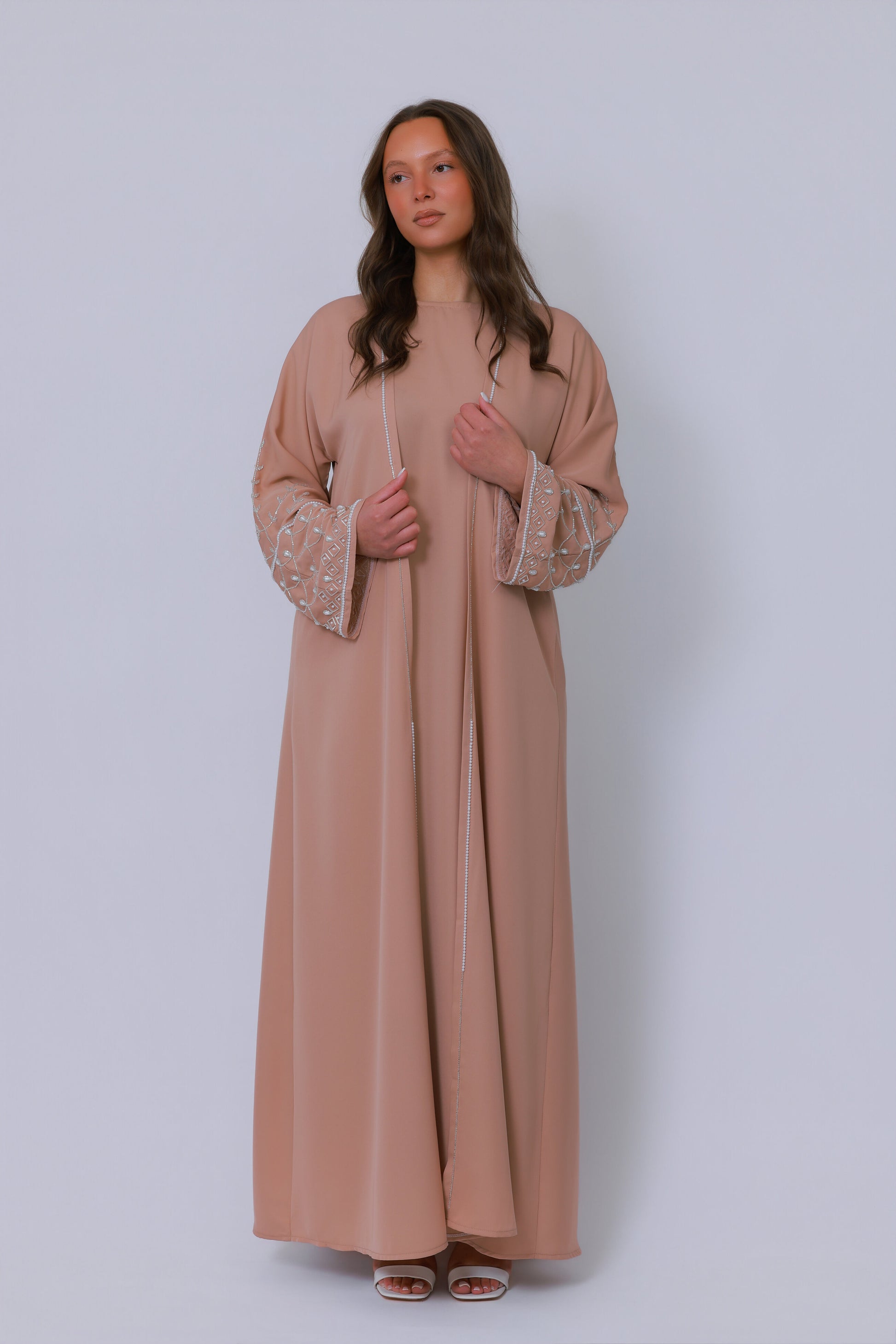Nude beige abaya bovenlichaam met open voorkant en verfijnde parelafwerking
