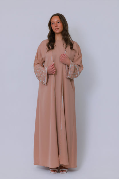 Nude beige abaya bovenlichaam met open voorkant en verfijnde parelafwerking
