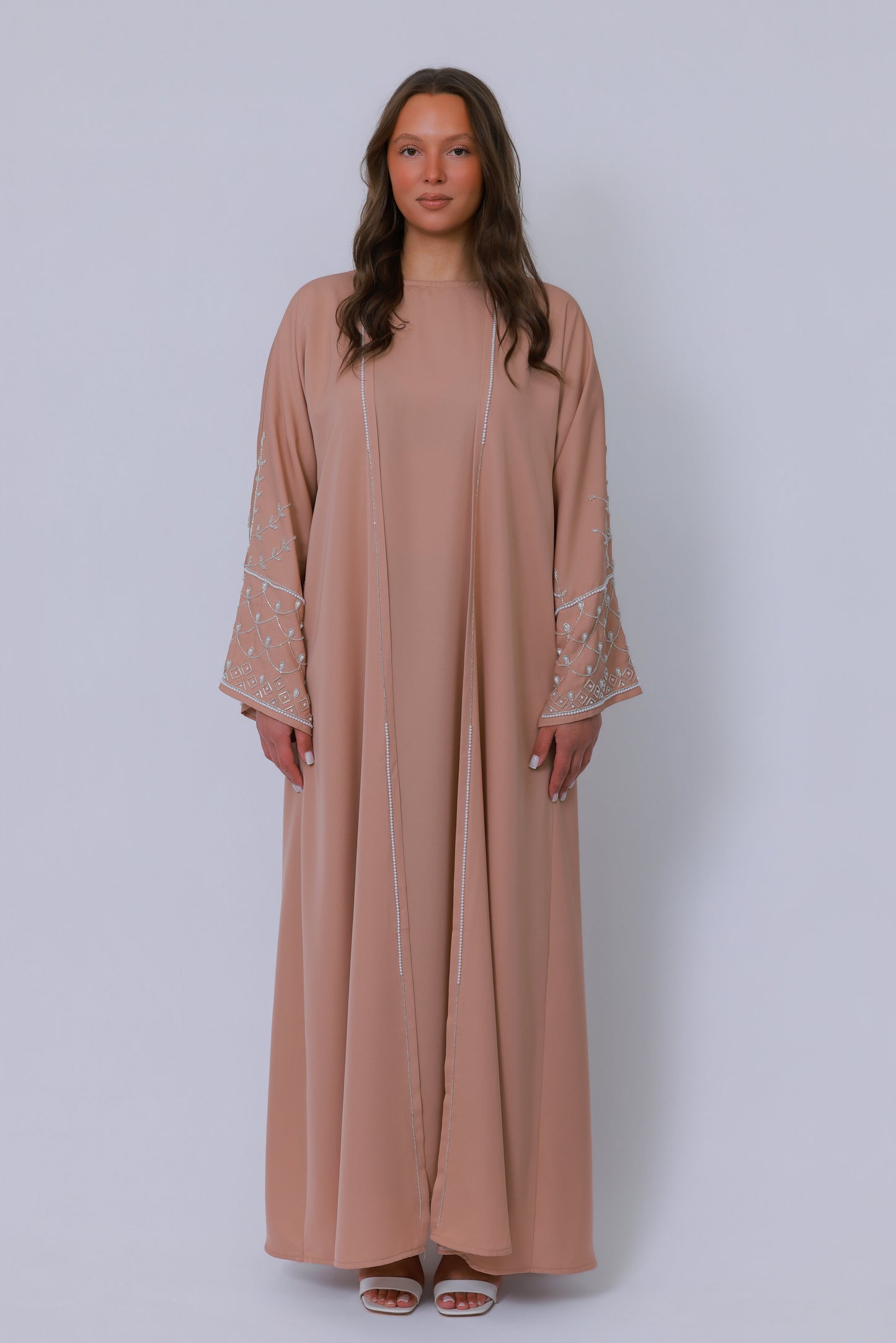 Nude beige open abaya voor dames, full length met parelrand en verfijnd borduurwerk, elegante modest fashion
