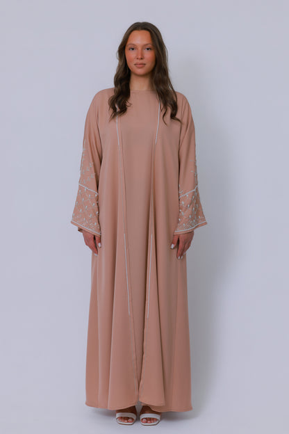 Nude beige open abaya voor dames, full length met parelrand en verfijnd borduurwerk, elegante modest fashion
