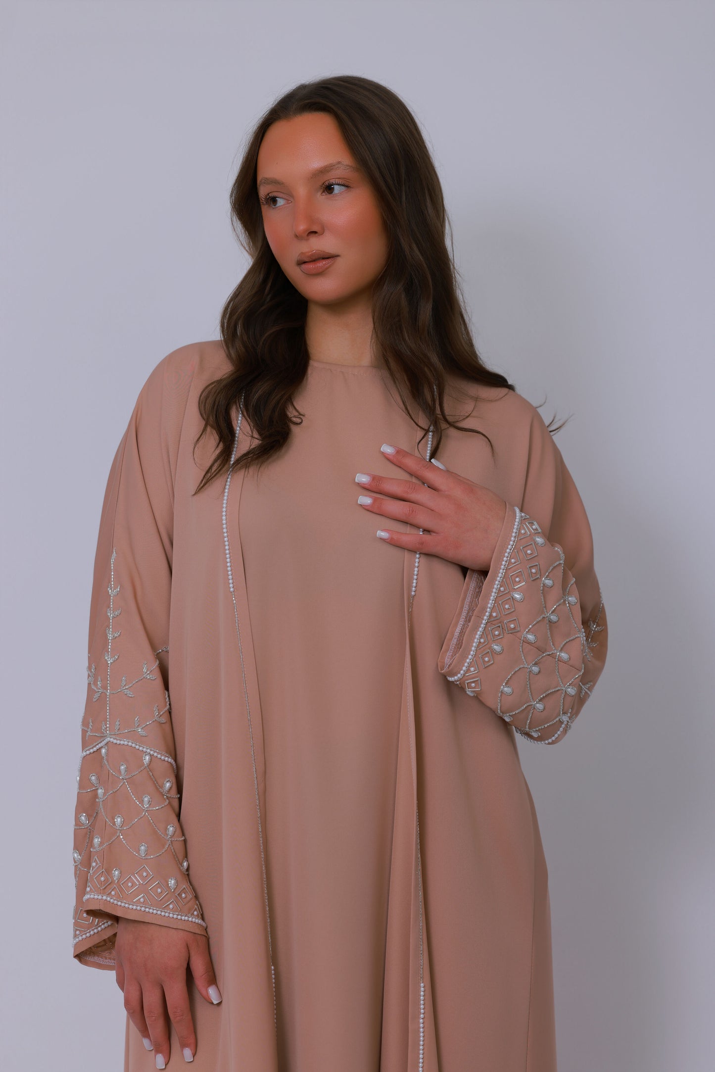 Nude beige open abaya voor dames, bovenlichaam met luxe geborduurde mouwen en verfijnde parelrand
