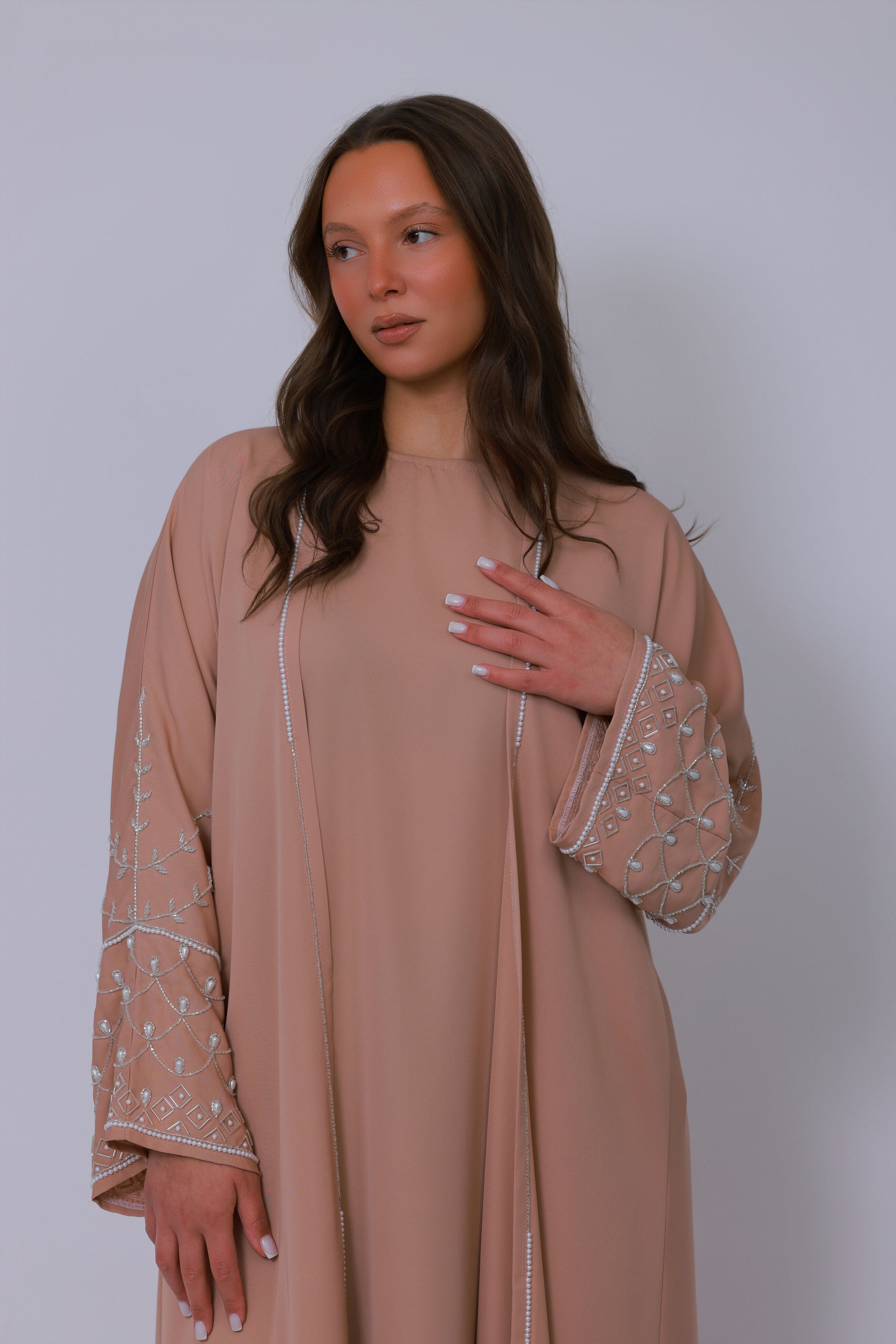 Nude beige open abaya voor dames, bovenlichaam met luxe geborduurde mouwen en verfijnde parelrand

