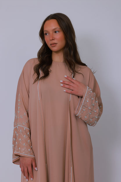 Nude beige open abaya voor dames, bovenlichaam met luxe geborduurde mouwen en verfijnde parelrand
