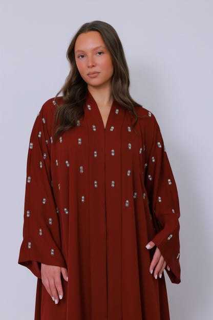 Rode abaya met rechte pasvorm, lange mouwen en verfijnd borduurdetail
