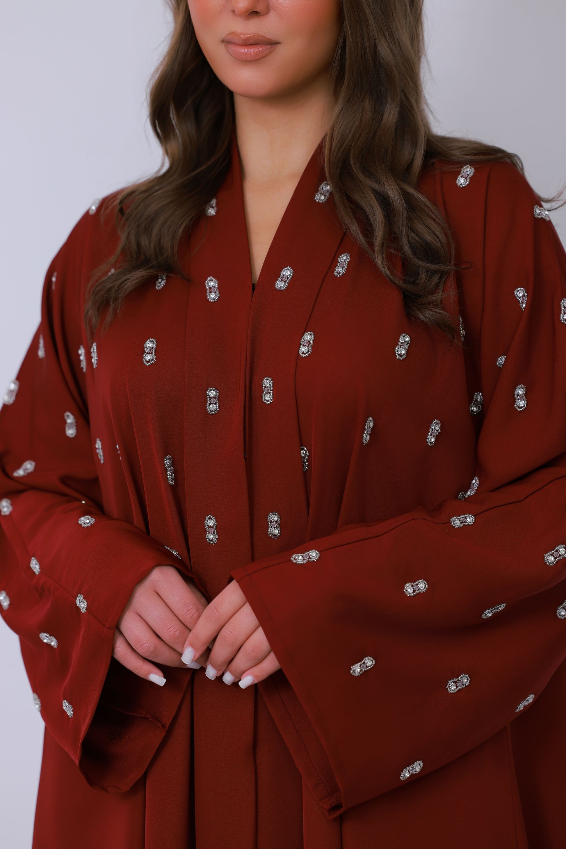 Rode abaya bovenlichaam met elegante halslijn en subtiel borduurwerk
