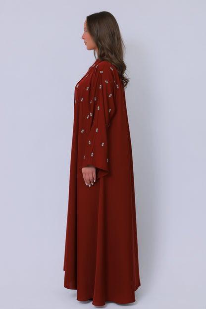 Rode abaya zijaanzicht met losvallend silhouet en subtiele borduursels
